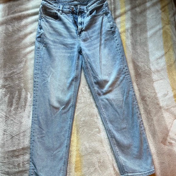 American Eagle Outfitters Denim - American Eagle High-waisted light wash jeans size 2 Short